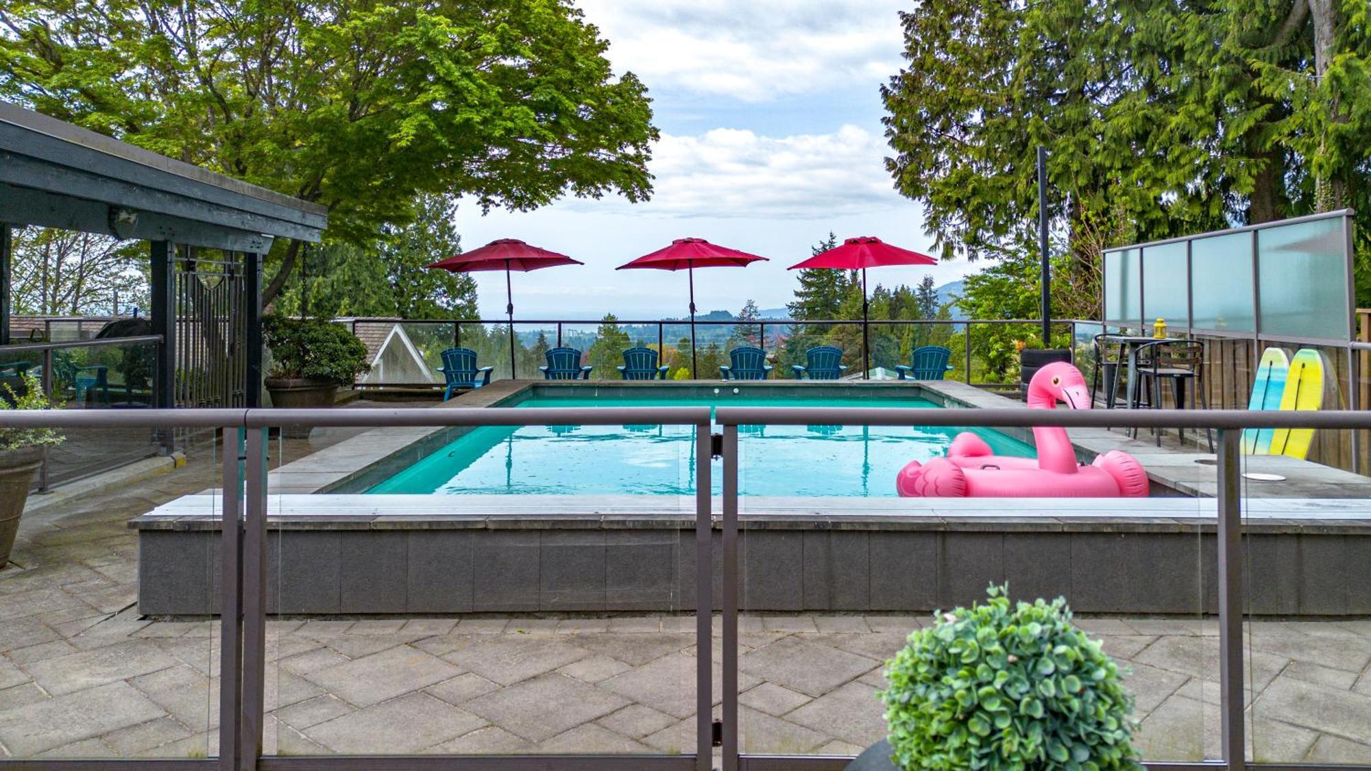Cypress: Private Bedroom/Bathroom/Office, With Shared Pool, Hot Tub North Vancouver Buitenkant foto